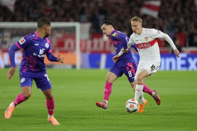 Stuttgart, Bundesliga soccer VfB Stuttgart vs 1 FSV Mainz 05, f l Philipp Mwene Mainz Paul Nebel Mainz Chris Führich VfB According to the regulations of the DFL German Soccer League, it is prohibited to use or have used photographs taken in the stadium and or of the match in the form of sequential images and or video-like photo series