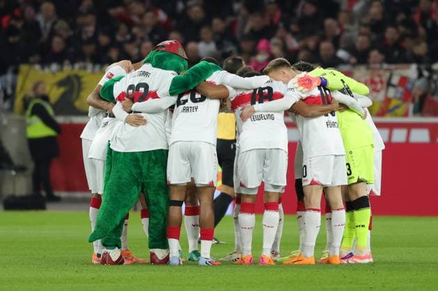 Stuttgart, Bundesliga soccer VfB Stuttgart vs. 1 FSV Mainz 05, the VfB team forms a circle According to the regulations of the DFL German Soccer League, it is prohibited to use or have used photographs taken in the stadium and or of the match in the form of sequential images and or video-like photo series