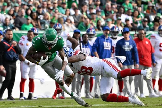 October 26, 2025, Philadelphia, Pennsylvania, USA; Philadelphia Eagles wide receiver Devonta Smith (6) breaks a tackle by New York Giants inside linebacker Bobby Okereke (58) during the first half at Lincoln Financial Field. CSM Philadelphia USA - ZUMAc04_ 20251026_faf_c04_045 Copyright: xEricxCanhax