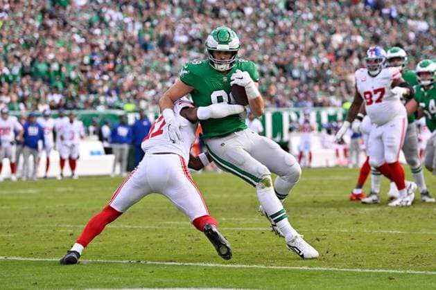 October 26, 2025, Philadelphia, Pennsylvania, USA; Philadelphia Eagles tight end Dallas Goedert (88) runs through the tackle of New York Giants safety Tyler Nubin (27) for a touchdown during the first half at Lincoln Financial Field. CSM Philadelphia USA - ZUMAc04_ 20251026_faf_c04_035 Copyright: xEricxCanhax