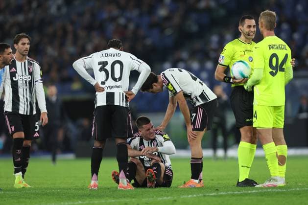 Football: Serie A Enilive 2025-2026 matchday, SS Lazio vs Juventus FC Turin Rome, Italy October 26, 2025: Dusan Vlahovic of Juventus F.C. injured uring the Serie A Enilive 2025-2026 football match day 8, between SS Lazio vs Juventus FC Turin at Olympic Stadium. rome olympic stadium italy italy Copyright: xmarcoxiacobucci