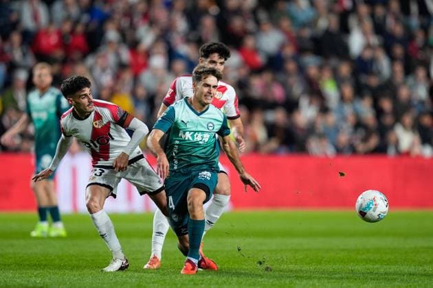 October 26, 2025, Madrid, Madrid, Spain: Oscar Valentin of Rayo Vallecano and Denis Suarez of Deportivo Alaves compete for the ball during the Spanish League, LaLiga EA Sports, football match played between Rayo Vallecano and Deportivo Alaves at Estadio de Vallecas on October 26, 2025, in Madrid, Spain. Madrid Spain - ZUMAa181 20251026_zaa_a181_271 Copyright: xDennisxAgyemanx