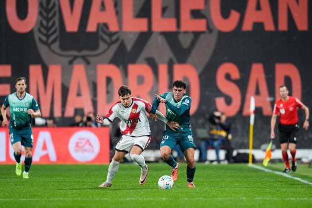 October 26, 2025, Madrid, Madrid, Spain: Carles Alena of Deportivo Alaves and Andrei Ratiu of Rayo Vallecano compete for the ball during the Spanish League, LaLiga EA Sports, football match played between Rayo Vallecano and Deportivo Alaves at Estadio de Vallecas on October 26, 2025, in Madrid, Spain. Madrid Spain - ZUMAa181 20251026_zaa_a181_272 Copyright: xDennisxAgyemanx