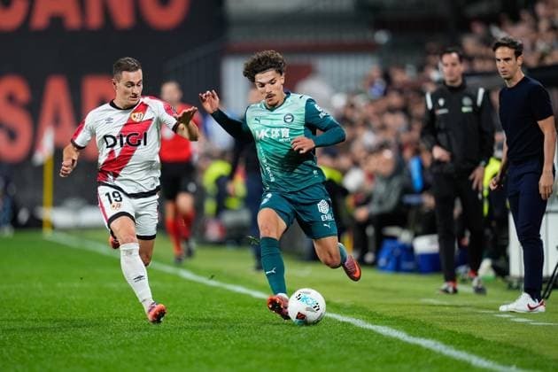 October 26, 2025, Madrid, Madrid, Spain: Youssef Enriquez of Deportivo Alaves and Jorge de Frutos of Rayo Vallecano in action during the Spanish League, LaLiga EA Sports, football match played between Rayo Vallecano and Deportivo Alaves at Estadio de Vallecas on October 26, 2025, in Madrid, Spain. Madrid Spain - ZUMAa181 20251026_zaa_a181_275 Copyright: xDennisxAgyemanx