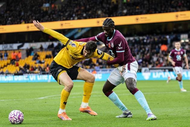 Jorgen Strand Larsen (9 Wolves) and Axel Tuanzebe (6 Burnley) battle for the ball during the Premier League football match between Wolverhampton Wanderers and Burnley at Molineux stadium in Wolverhampton, England Copyright: xNataliexMincher SPPx Sportspressphoto_SPR52029