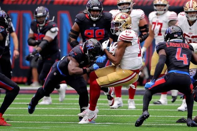 October 26, 2025, Houston, Texas, U.S: San Francisco 49ers wide receiver Jauan Jennings (15) is tackled by Houston Texans linebacker Azeez Al-Shaair (0) after a catch during the fourth quarter of the NFL, American Football Herren, USA game between the Houston Texans and the San Francisco 49ers at NRG Stadium in Houston, TX on October 26, 2025. Houston U.S - ZUMAw137 20251026_aap_w137_058 Copyright: xErikxWilliamsx