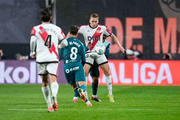 October 26, 2025, Madrid, Madrid, Spain: Youssef Enriquez of Deportivo Alaves and Alemao of Rayo Vallecano compete for the ball during the Spanish League, LaLiga EA Sports, football match played between Rayo Vallecano and Deportivo Alaves at Estadio de Vallecas on October 26, 2025, in Madrid, Spain. Madrid Spain - ZUMAa181 20251026_zaa_a181_278 Copyright: xDennisxAgyemanx