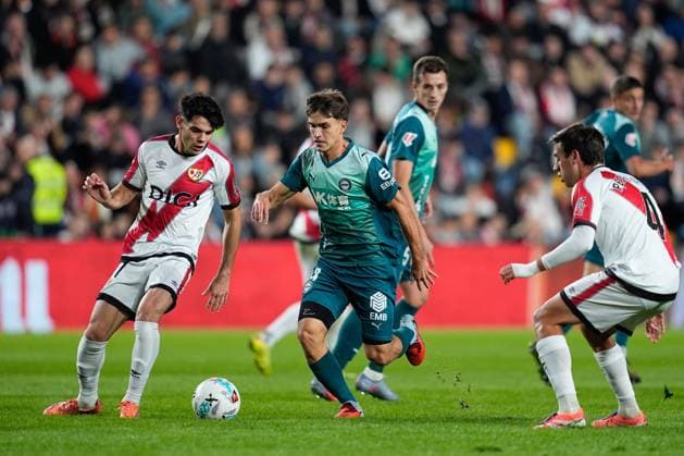 October 26, 2025, Madrid, Madrid, Spain: Denis Suarez of Deportivo Alaves and Fran Perez of Rayo Vallecano in action during the Spanish League, LaLiga EA Sports, football match played between Rayo Vallecano and Deportivo Alaves at Estadio de Vallecas on October 26, 2025, in Madrid, Spain. Madrid Spain - ZUMAa181 20251026_zaa_a181_282 Copyright: xDennisxAgyemanx