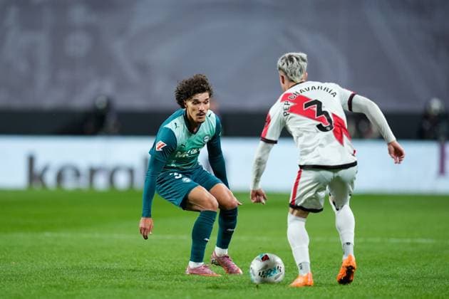 October 26, 2025, Madrid, Madrid, Spain: Pep Chavarria of Rayo Vallecano and Youssef Enriquez of Deportivo Alaves in action during the Spanish League, LaLiga EA Sports, football match played between Rayo Vallecano and Deportivo Alaves at Estadio de Vallecas on October 26, 2025, in Madrid, Spain. Madrid Spain - ZUMAa181 20251026_zaa_a181_284 Copyright: xDennisxAgyemanx