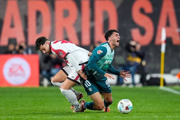 October 26, 2025, Madrid, Madrid, Spain: Carles Alena of Deportivo Alaves and Andrei Ratiu of Rayo Vallecano compete for the ball during the Spanish League, LaLiga EA Sports, football match played between Rayo Vallecano and Deportivo Alaves at Estadio de Vallecas on October 26, 2025, in Madrid, Spain. Madrid Spain - ZUMAa181 20251026_zaa_a181_287 Copyright: xDennisxAgyemanx