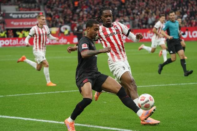 Soccer, 1 Bundesliga, Season 2025 2026, Bayer 04 Leverkusen SC Freiburg 26 10 2025, Bayarena Leverkusen Arthur , Bayer 04 Leverkusen , Jordy Makengo Basambundu, SC Freiburg,
