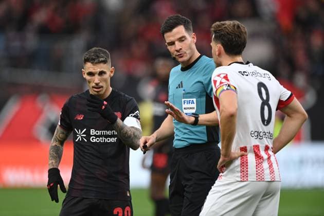 v l Alejandro GRIMALDO LEV , Referee Harm OSMERS, Maximilian EGGESTEIN FR Football 1 Bundesliga, 8 Matchday, matchday8, Bayer Leverkusen LEV SC Freiburg FR 2 0 on 26 10 2025 in Leverkusen Germany DFL regulations prohibit any use of photographs as image sequences and or quasi video Â