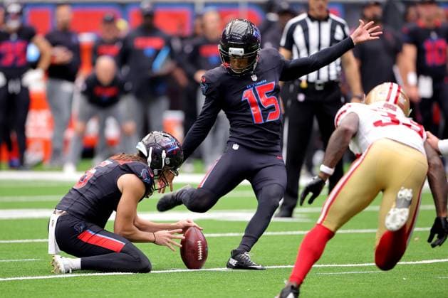 October 26, 2025, Houston, Texas, U.S: Houston Texans kicker Ka Imi Fairbairn (15) kicks a successful field goal during the fourth quarter of the NFL, American Football Herren, USA game between the Houston Texans and the San Francisco 49ers at NRG Stadium in Houston, TX on October 26, 2025. Houston U.S - ZUMAw137 20251026_aap_w137_076 Copyright: xErikxWilliamsx