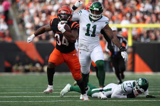 October 26, 2025: Cincinnati Bengals RB Samaje Perine runs for a touchdown during WEEK 8 of the NFL, American Football Herren, USA regular season between the Cincinnati Bengals and the New York Jets in Cincinnati, Ohio. CSM Cincinnati USA - ZUMAc04_ 20251026_zma_c04_089 Copyright: xKevinxSchultzx