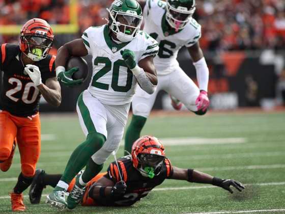 October 26, 2025: New York Jets RB Breece Hall (20) runs the ball during WEEK 8 of the NFL, American Football Herren, USA regular season between the Cincinnati Bengals and the New York Jets in Cincinnati, Ohio. CSM Cincinnati USA - ZUMAc04_ 20251026_zma_c04_095 Copyright: xKevinxSchultzx