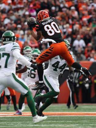 October 26, 2025: Cincinnati Bengals WR Andrei Iosivas attempts to make a jumping catch during WEEK 8 of the NFL, American Football Herren, USA regular season between the Cincinnati Bengals and the New York Jets in Cincinnati, Ohio. The pass was incomplete. CSM Cincinnati USA - ZUMAc04_ 20251026_zma_c04_100 Copyright: xKevinxSchultzx