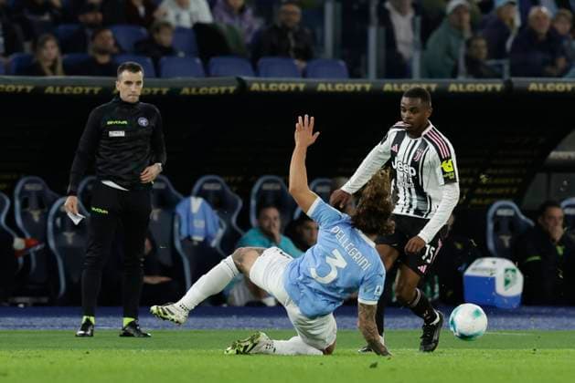 Serie A football match SS Lazio vs Juventus juventus French defender Pierre Kalulu challenges for the ball with Lazio s Italian defender Luca Pellegrini during the Serie A football match SS Lazio vs Juventus at Olimpico Stadium on October 26, 2025, in Rome. _BPH2966 Copyright: xAntonioxBalascox