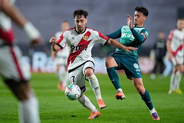 October 26, 2025, Madrid, Madrid, Spain: Unai Lopez of Rayo Vallecano and Antonio Blanco of Deportivo Alaves compete for the ball during the Spanish League, LaLiga EA Sports, football match played between Rayo Vallecano and Deportivo Alaves at Estadio de Vallecas on October 26, 2025, in Madrid, Spain. Madrid Spain - ZUMAa181 20251026_zaa_a181_290 Copyright: xDennisxAgyemanx