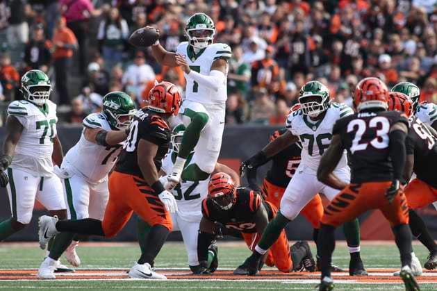 October 26, 2025: New York Jets QB Justin Fields (center) jumps to throw during WEEK 8 of the NFL, American Football Herren, USA regular season between the Cincinnati Bengals and the New York Jets in Cincinnati, Ohio. CSM Cincinnati USA - ZUMAc04_ 20251026_zma_c04_109 Copyright: xKevinxSchultzx