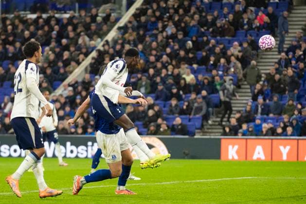 Everton v Tottenham Hotspur - Premier League Pape Matar Sarr of Tottenham Hotspur F.C. heads the ball at goal during the Premier League match between Everton and Tottenham Hotspur in Liverpool, England, on October 26, 2025. Liverpool Merseyside United Kingdom  Copyright: xMIxNewsx originalFilename:fletcher-evertonv251026_npqYM.jpg