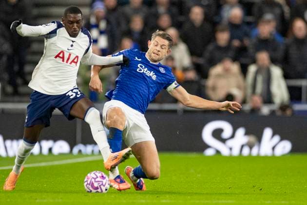 Everton v Tottenham Hotspur - Premier League James Tarkowski of Everton FC tackles the opponent during the Premier League match between Everton and Tottenham Hotspur in Liverpool, England, on October 26, 2025. Liverpool Merseyside United Kingdom  Copyright: xMIxNewsx originalFilename:fletcher-evertonv251026_nprwW.jpg