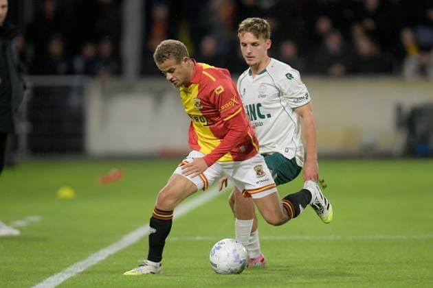 2025-10-26 Go Ahead Eagles v Excelsior Rotterdam - Dutch Eredivisie DEVENTER, NETHERLANDS - OCTOBER 26: (L-R) Kenzo Goudmijn of Go Ahead Eagles, Gyan de Regt of Excelsior Rotterdam during the Dutch Eredivisie match between Go Ahead Eagles and Excelsior Rotterdam at De Adelaarshorst on October 26, 2025 in Deventer, Netherlands. Deventer De Adelaarshorst Netherlands Content not available for redistribution in The Netherlands directly or indirectly through any third parties. Copyright: xDennisxBresserx