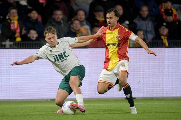 2025-10-26 Go Ahead Eagles v Excelsior Rotterdam - Dutch Eredivisie DEVENTER, NETHERLANDS - OCTOBER 26: (L-R) Gyan de Regt of Excelsior Rotterdam, Mats Deijl of Go Ahead Eagles during the Dutch Eredivisie match between Go Ahead Eagles and Excelsior Rotterdam at De Adelaarshorst on October 26, 2025 in Deventer, Netherlands. Deventer De Adelaarshorst Netherlands Content not available for redistribution in The Netherlands directly or indirectly through any third parties. Copyright: xDennisxBresserx
