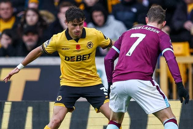 Wolverhampton Wanderers v Burnley - Premier League Hugo Bueno of Wolverhampton Wanderers and Jacob Bruun Larsen of Burnley FC are in action during the Premier League match between Wolverhampton Wanderers and Burnley at Molineux in Wolverhampton, England, on October 26, 2025. Wolverhampton West Midlands United Kingdom  Copyright: xMIxNewsx originalFilename:fletcher-wolverha251026_npj0C.jpg