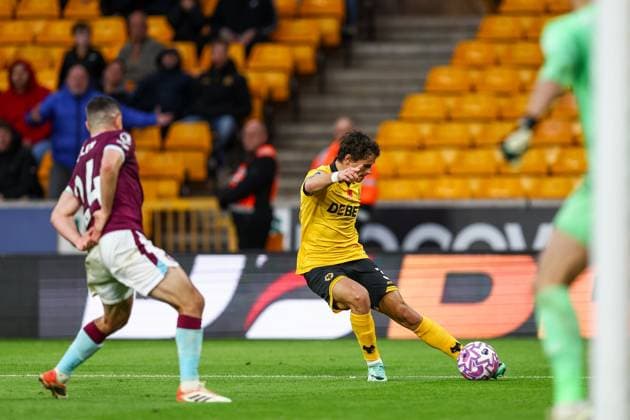 Wolverhampton Wanderers v Burnley - Premier League Hugo Bueno of Wolverhampton Wanderers crosses the ball to the center during the Premier League match between Wolverhampton Wanderers and Burnley at Molineux in Wolverhampton, England, on October 26, 2025. Wolverhampton West Midlands United Kingdom  Copyright: xMIxNewsx originalFilename:fletcher-wolverha251026_npQrM.jpg