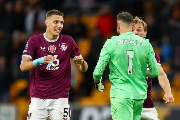 Wolverhampton Wanderers v Burnley - Premier League Maxime Esteve, Martin Dubravka, and Zian Flemming of Burnley FC celebrate the win at full-time during the Premier League match between Wolverhampton Wanderers and Burnley at Molineux in Wolverhampton, England, on October 26, 2025. Wolverhampton West Midlands United Kingdom  Copyright: xMIxNewsx originalFilename:fletcher-wolverha251026_nptNb.jpg