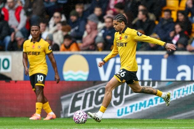 Wolverhampton Wanderers v Burnley - Premier League Ki-Jana Hoever of Wolverhampton Wanderers is on the ball during the Premier League match between Wolverhampton Wanderers and Burnley at Molineux in Wolverhampton, England, on October 26, 2025. Wolverhampton West Midlands United Kingdom  Copyright: xMIxNewsx originalFilename:fletcher-wolverha251026_npx4f.jpg