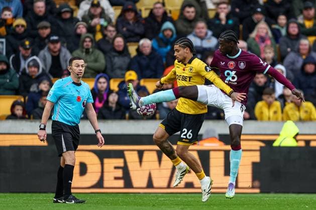 Wolverhampton Wanderers v Burnley - Premier League Ki-Jana Hoever of Wolverhampton Wanderers is challenged by Axel Tuanzebe of Burnley FC during the Premier League match between Wolverhampton Wanderers and Burnley at Molineux in Wolverhampton, England, on October 26, 2025. Wolverhampton West Midlands United Kingdom  Copyright: xMIxNewsx originalFilename:fletcher-wolverha251026_npZyD.jpg