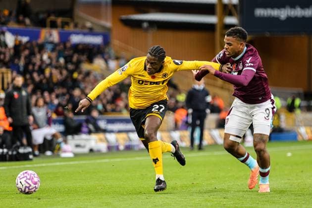 Jean-Ricner Bellegarde (27 Wolves) on the ball during the Premier League football match between Wolverhampton Wanderers and Burnley at Molineux stadium in Wolverhampton, England Copyright: xNataliexMincher SPPx Sportspressphoto_SPR52034