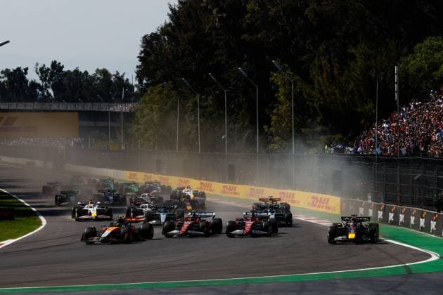 F1 - MEXICO CITY GRAND PRIX 2025 Start of the race 04 NORRIS Lando (gbr), McLaren F1 Team MCL39, action leads the group during the 2025 Formula 1 Mexico City Grand Prix, 20th round of the 2025 FIA Formula One World Championship, WM, Weltmeisterschaft from October 24 to 26, 2025 on the Autodromo Hermanos Rodriguez, in Mexico City, Mexico - Mexico CityMexico  Copyright: xJavierxJimenezx