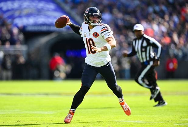 Chicago Bears quarterback Caleb Williams (18) throws downfield against the Baltimore Ravens during the first quarter at M&T Bank Stadium in Baltimore, Maryland, on Sunday, October 26, 2025.  BAL20251026118 DAVIDxTULIS