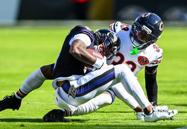 Baltimore Ravens wide receiver Zay Flowers (4) makes a first down catch in front of Chicago Bears defensive back Jaylon Jones (33) during the second quarter at M&T Bank Stadium in Baltimore, Maryland, on Sunday, October 26, Baltimore won 30-16 to break a four game losing streak. 2025.  BAL20251026139 DAVIDxTULIS