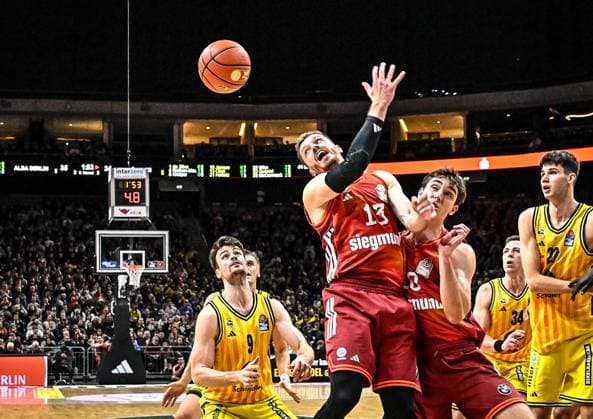 26 10 2025, xlakx, Basketball BBL Bundesliga, Alba Berlin FC Bayern Munich Basketball v l Jonas Mattisseck Alba Berlin , Andreas Obst FC Bayern Basketball , Justinian Jessup FC Bayern Basketball , Nevio Bennefeld Alba Berlin duel, duel, fight, tackle Berlin Daniel Lakomski