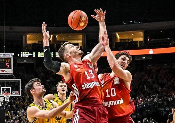 26 10 2025, xlakx, Basketball BBL Bundesliga, Alba Berlin FC Bayern Munich Basketball v l Jonas Mattisseck Alba Berlin , Sam Griesel Alba Berlin , Andreas Obst FC Bayern Basketball , Justinian Jessup FC Bayern Basketball duel, duel, fight, tackle Berlin Daniel Lakomski