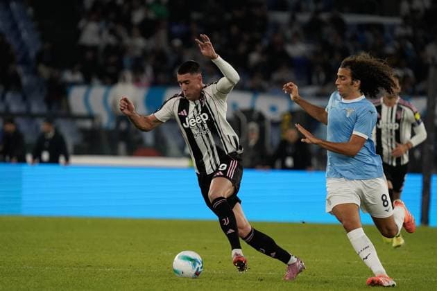 Dusan Vlahovic and Matteo Guendouzi during the 8th day of the Serie A Championship between S.S. Lazio vs Juventus F.C. at the Olympic Stadium, Rome, italy on 26 October 2025  Copyright: xStefanoxDÂ offizi IPAxSportx xipa-agency.netx xx IPA_67122315 IPA_Agency_IPA67122315