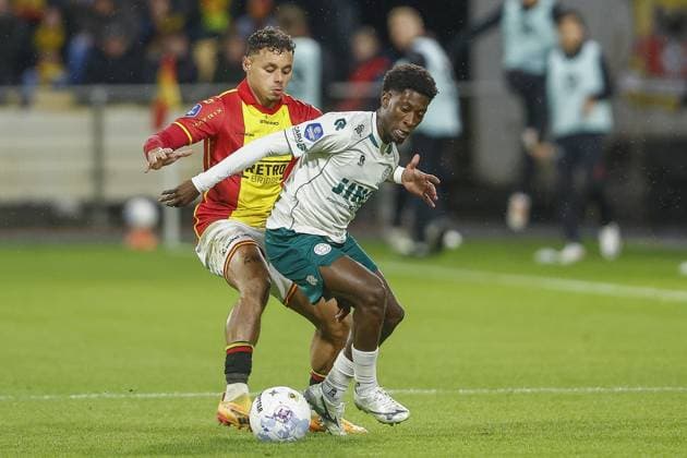 DEVENTER , 26-10-2025 , Stadium De Adelaarshorst , season 2025 2026 , Dutch Eredivisie football . match between Go Ahead Eagles and Excelsior Rotterdam,final result 2-0, Picture shows GA Eagles player Dean James Excelsior player Derensili Sanches Fernandes Go Ahead Eagles - Excelsior  x31708857x Copyright: