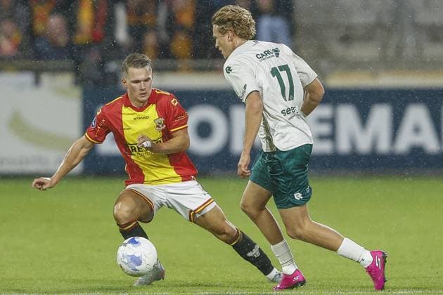 DEVENTER , 26-10-2025 , Stadium De Adelaarshorst , season 2025 2026 , Dutch Eredivisie football . match between Go Ahead Eagles and Excelsior Rotterdam,final result 2-0, Picture shows GA Eagles player Mathis Suray Excelsior player Nolan Martens Go Ahead Eagles - Excelsior  x31708858x Copyright: