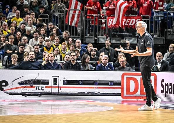 26 10 2025, xlakx, Basketball BBL Bundesliga, Alba Berlin FC Bayern Munich Basketball v l Gordon Herbert FC Bayern Basketball coach gives instructions, gestures with his arms, gesticulates, gives instructions Berlin Daniel Lakomski