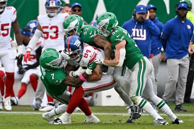 October 26, 2025, Philadelphia, Pennsylvania, USA; New York Giants tight end Theo Johnson (84) is tackled by (l to r) Philadelphia Eagles cornerback Kelee Ringo (7), linebacker Zack Baun (53) and safety Reed Blankenship (32) during the second half at Lincoln Financial Field. CSM Philadelphia USA - ZUMAc04_ 20251026_faf_c04_077 Copyright: xEricxCanhax