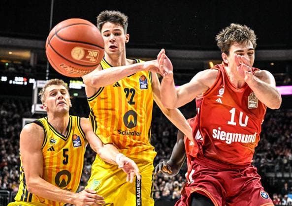 26 10 2025, xlakx, Basketball BBL Bundesliga, Alba Berlin FC Bayern Munich Basketball v l Sam Griesel Alba Berlin , Nevio Bennefeld Alba Berlin , Justinian Jessup FC Bayern Basketball duel, duel, fight, tackle Berlin Daniel Lakomski