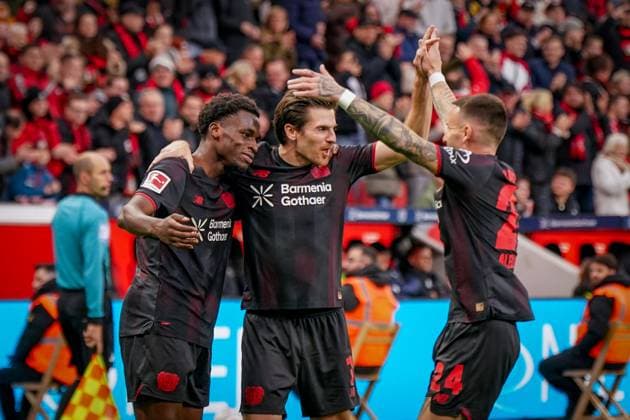 Germany Soccer Bundesliga 2025 26, 8 Matchday Bayer 04 Leverkusen vs SC Freiburg BayArena Leverkusen Goal and goal celebration for 1 0 by Ernest Poku Bayer 04 Leverkusen, 19 Joy, emotions, jubilation with Jonas Hofmann Bayer 04 Leverkusen, 7 Aleix Garcia Aleix Garcia Bayer 04 Leverkusen, 24 Leverkusen North Rhine-Westphalia Germany Copyright: xJOERANxSTEINSIEKx