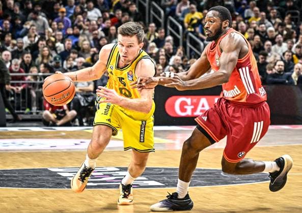 26 10 2025, xlakx, Basketball BBL Bundesliga, Alba Berlin FC Bayern Munich Basketball v l Martin Hermannsson Alba Berlin , Kamar Baldwin FC Bayern Basketball duel, duel, fight, tackle Berlin Daniel Lakomski