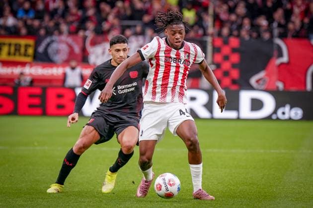 Germany Soccer Bundesliga 2025 26, 8 Matchday Bayer 04 Leverkusen vs SC Freiburg BayArena Leverkusen Johan Manzambi SC Freiburg, 44 Ezequiel Fernandez Ezequiel Fernandez Bayer 04 Leverkusen, 6 Leverkusen North Rhine-Westphalia Germany Copyright: xJOERANxSTEINSIEKx