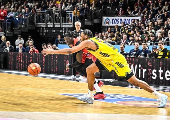 26 10 2025, xlakx, Basketball BBL Bundesliga, Alba Berlin FC Bayern Munich Basketball v l Wenyen Gabriel FC Bayern Basketball , J Wan Roberts Alba Berlin duel, duel, fight, tackle Berlin Daniel Lakomski