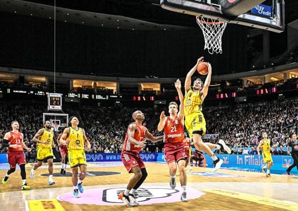 26 10 2025, xlakx, Basketball BBL Bundesliga, Alba Berlin FC Bayern Munich Basketball f l Andreas Obst FC Bayern Basketball , J Wan Roberts Alba Berlin , Jack Kayil Alba Berlin , Isiaha Mike FC Bayern Basketball , Justus Hollatz FC Bayern Basketball , Malte Delow Alba Berlin goes for the basket shot Berlin Daniel Lakomski