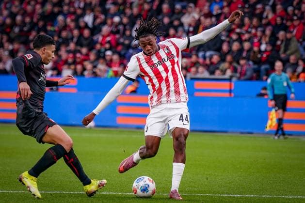 Germany Soccer Bundesliga 2025 26, 8 Matchday Bayer 04 Leverkusen vs SC Freiburg BayArena Leverkusen Johan Manzambi SC Freiburg, 44 Leverkusen North Rhine-Westphalia Germany Copyright: xJOERANxSTEINSIEKx